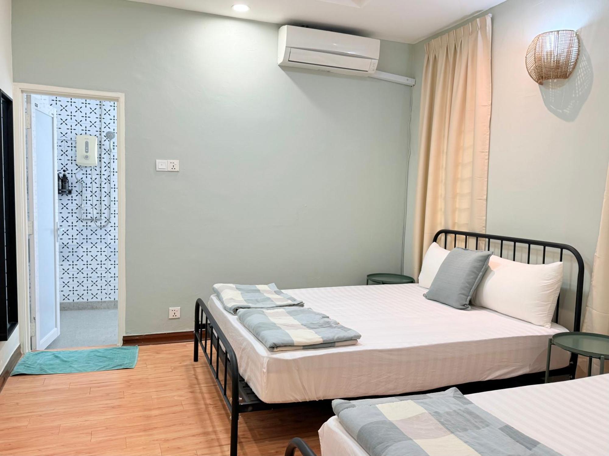 Ocean 19 Shamrock Villa Beachfront Big Group 4 Bedroom 5 Bathroom With Pool Tanjung Bungah  Exterior foto